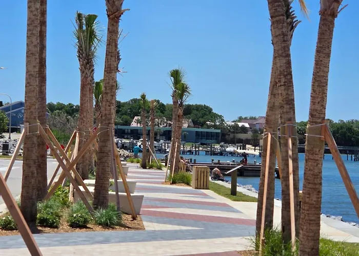 Quality Inn & Suites Gulf Breeze Bayside Near Pensacola Beach